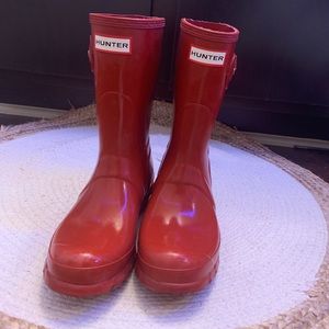 These are red gloss, short hunter rain boots in a size 7.